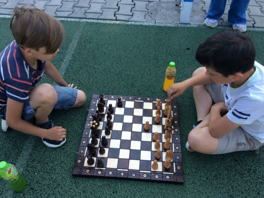 Partia szachów chłopców uczestniczących w Szach-Mat z biblioteką w Mystkowie.