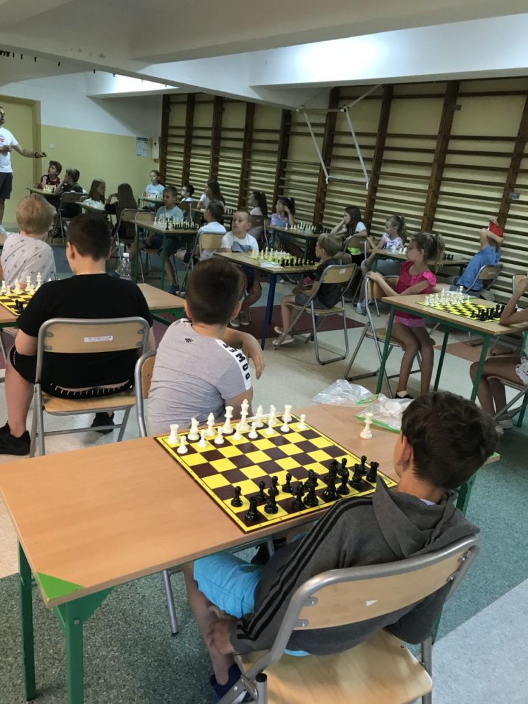 Uczesnicy turnieju szachowego Myśl i graj w sali gimnastycznej Zespołu szkolno-przedszkolnego w Kamionce Wielkiej.