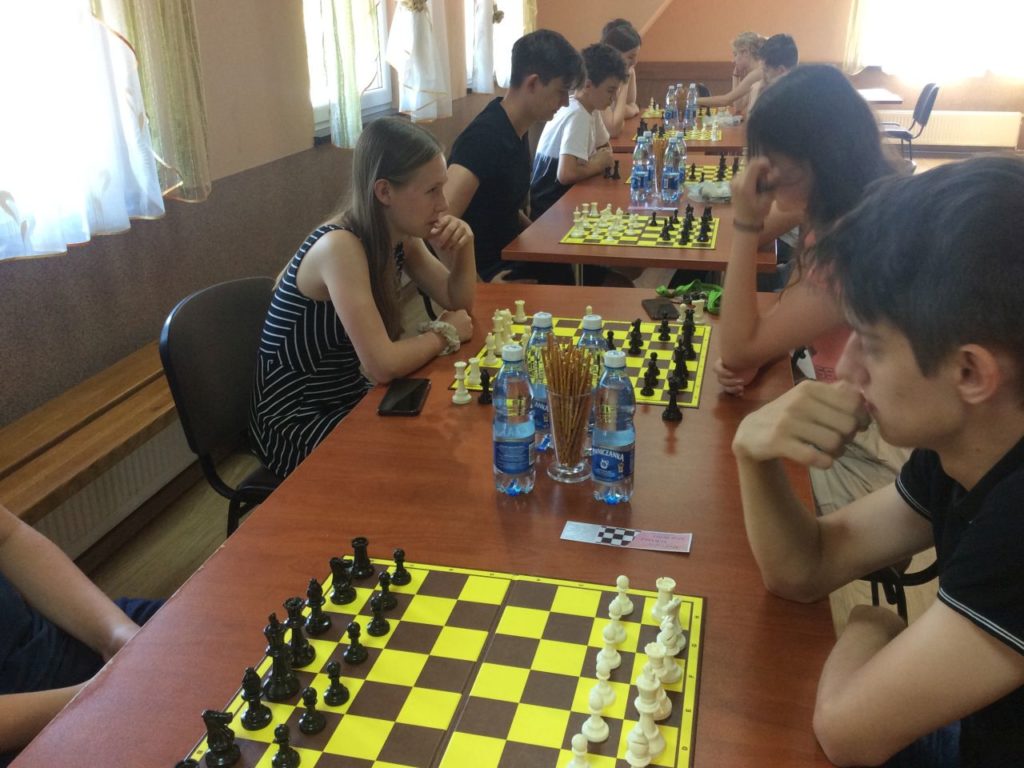Uczesnicy turnieju szachowego Myśl i graj w sali OSP w Mystkowie.