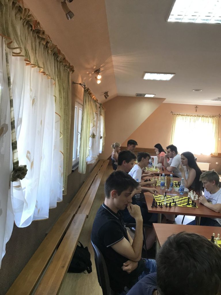 Uczesnicy turnieju szachowego Myśl i graj w sali OSP w Mystkowie.