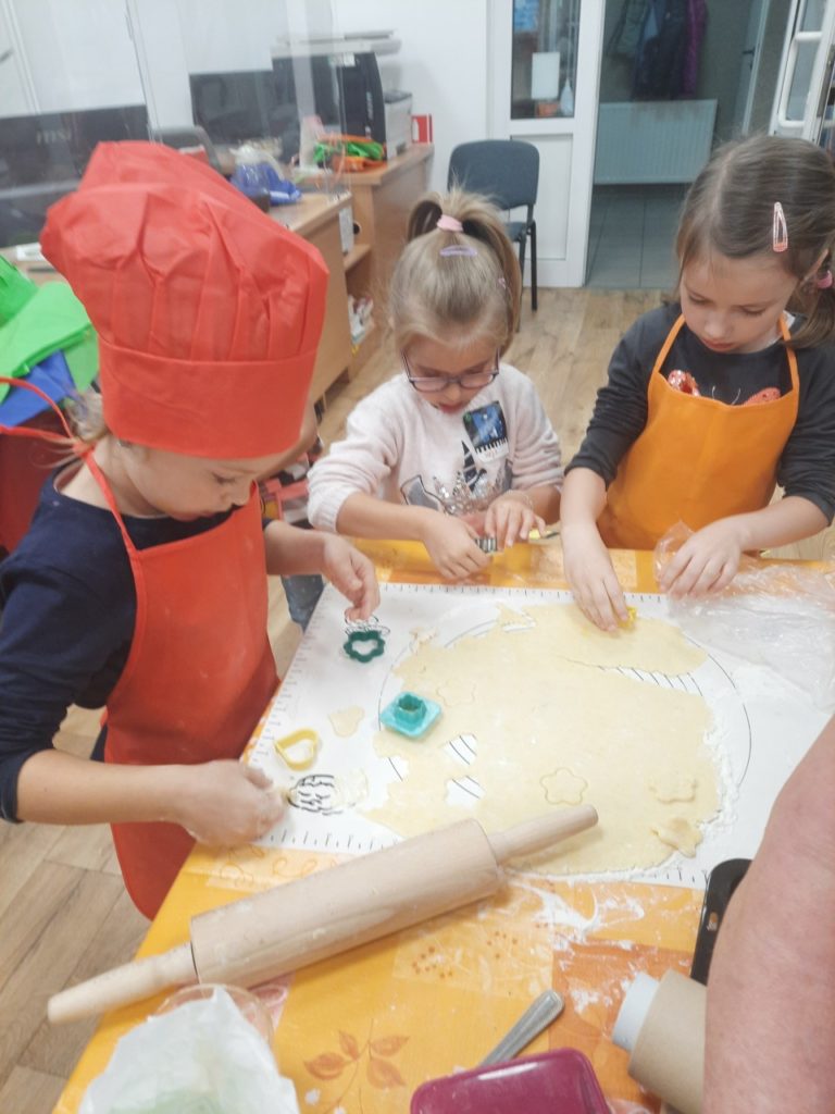 Dzieci uczestniczące w warsztatach kulinarnych.
