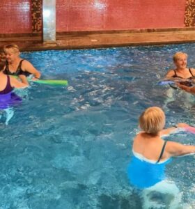 Zajęcia na basenie dla seniorów – aktywność i dobre samopoczucie.