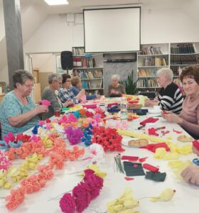 Warsztaty tworzenia kwiatów z krepiny