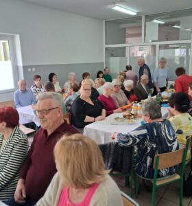 Majówkowe spotkanie integracyjne seniorów ze śpiewem pieśni maryjnych 19 maja br. odbyło się majówkowe spotkanie integracyjne seniorów, poświęcone wspólnemu śpiewowi pieśni maryjnych.